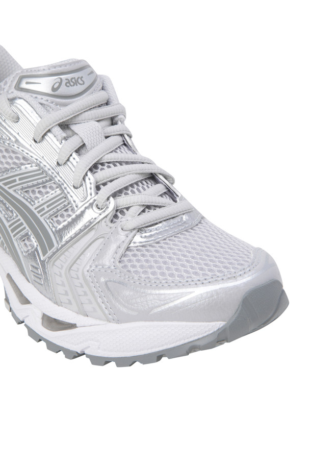 ```
GEL-KAYANO 14 - CLOUD GREY/CLAY GREY는 남성용 운동화로, 러닝과 일상 착용에 적합합니다. 그레이 컬러의 메시와 가죽 소재가 레이어드된 디자인으로, GEL 쿠셔닝과 오리지널 미드솔을 통해 편안한 착용감을 제공합니다. 사계절 모두 활용 가능하며, 신발의 레이어드 구조가 특징입니다.
```