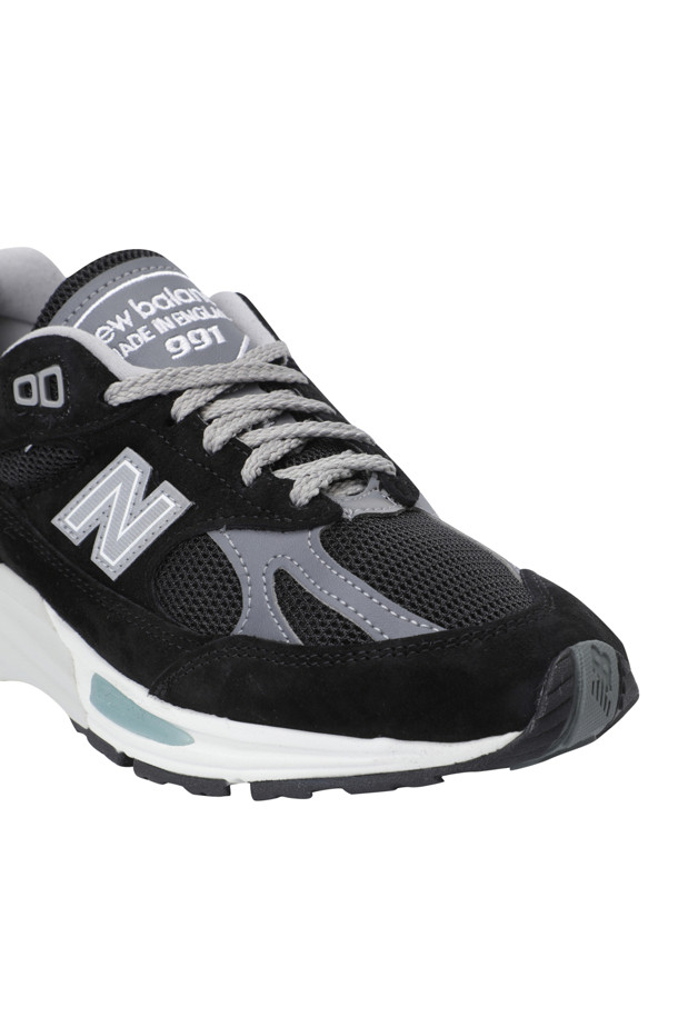 (NEW BALANCE) 뉴발란스 U991BK2 - 블랙 with 스모크 펄 앤 실버는 남성용 운동화입니다. 돈피 스웨이드, 메쉬, 합성 소재를 사용하여 사계절 모두 착용 가능하며, 라운드 앞코와 끈으로 여미는 디자인입니다. FuelCell 쿠셔닝 기술이 적용되어 편안한 착용감을 제공하며, 뒷면에는 v2 로고 자수 패치가 돋보입니다. 클래식한 디자인과 블랙, 스모크 펄, 실버 컬러의 조화가 캐주얼, 클래식, 스포티한 스타일을 연출하며 러닝룩과 산책룩에 적합합니다.
