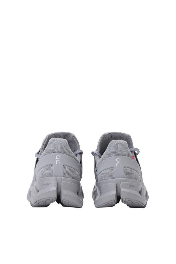 클라우드스위프트 4 AD (Alloy | Frost) 남성 러닝화는 스포티하면서 미니멀한 스타일을 연출합니다. Alloy와 Frost 컬러 조합의 무지 디자인으로 사계절 모두 활용 가능합니다. 이중 밀도 Helion™ 슈퍼폼과 방수 마감 처리, 내구성이 강화되어 뛰어난 쿠셔닝과 방수 기능을 제공합니다. 러닝룩에 적합하며 편안함과 스타일을 동시에 만족시키는 아이템입니다.
