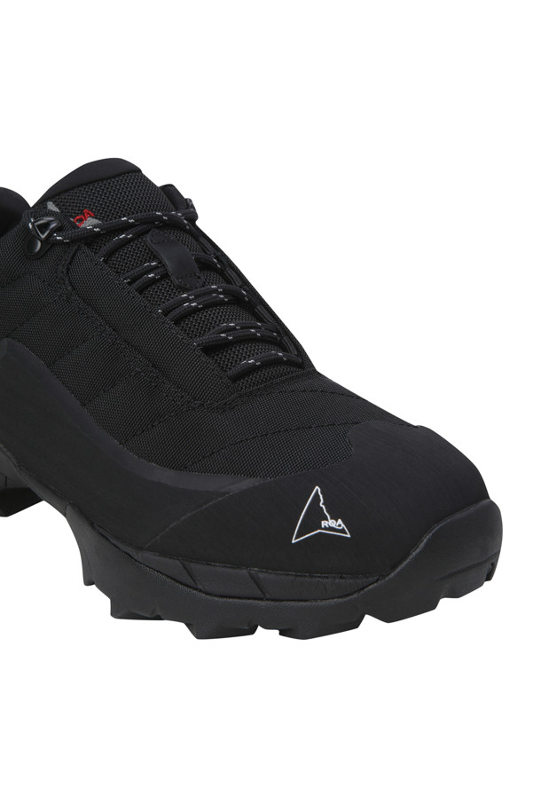 Katharina (카타리나) - Black (블랙) 남성 운동화는 하이킹과 일상생활 모두에 적합한 사계절용 신발입니다. 라운드 앞코 디자인에 무지 패턴으로 미니멀하고 캐주얼한 스타일을 연출합니다. 코듀라와 나일론 소재를 사용하여 내구성을 높였으며, 가볍고 마모 방지 기능이 뛰어납니다. Vibram (비브람) Megagrip (메가그립) 톱니 트레드 패턴 밑창으로 어떤 환경에서도 안정적인 접지력을 제공합니다. 산책, 여행, 등산 등 다양한 TPO에 활용 가능한 활용도 높은 신발입니다.
