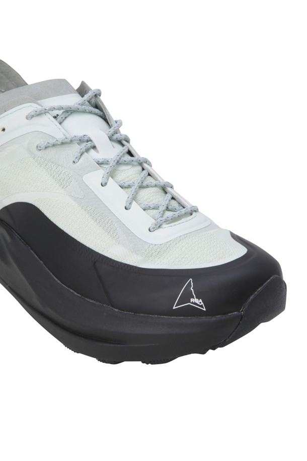 Sella (셀라) 프로스티드 민트 블랙 남성 운동화는 일상, 하이킹 등 다양한 활동에 적합한 남성용 스니커즈입니다. 미니멀하고 캐주얼한 스타일로, 봄, 여름, 가을 계절에 착용하기 좋습니다. ProWave Jaquard 발수 나일론 갑피와 EVA 미드솔을 사용하여 편안함과 기능성을 높였습니다. 라운드 앞코와 레이스업 디자인, 재활용 고무 Ecostep 컴파운드, Vibram 트랙션 러그가 특징이며, 동네 마실룩, 산책룩, 여행룩에 잘 어울립니다. 민트와 블랙 컬러의 조화가 세련된 느낌을 줍니다.
