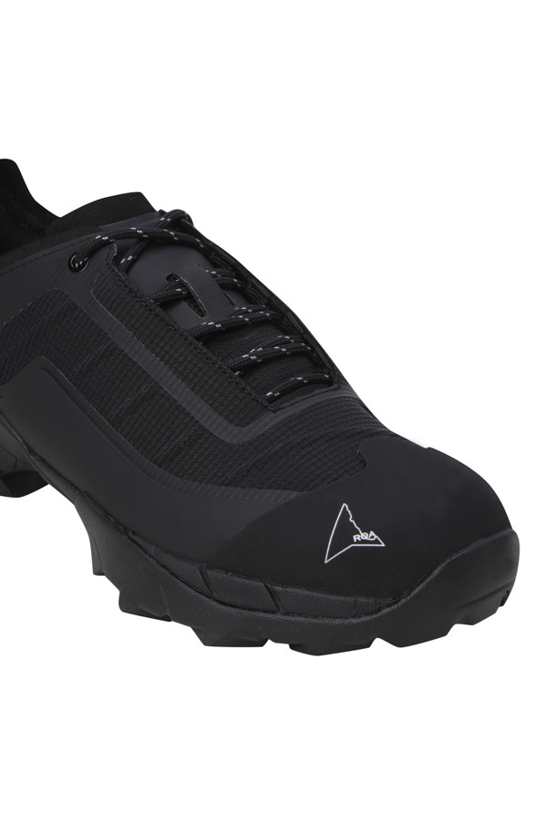 Katharina Light (카타리나 라이트) - Black은 하이킹과 일상생활 모두에 적합한 남성용 운동화입니다. 블랙 컬러의 라운드 앞코 디자인에 메시와 립스탑 소재를 사용하여 제작되었으며, 사계절 내내 착용 가능합니다. 플랫 굽과 레이스업 방식, 로우컷 탑라인이 특징이며, 일반 발볼에 메시 안감을 적용하여 편안함을 더했습니다. Vibram Megagrip 밑창, 톱니 트레드 패턴, 테이프 토 캡, 통기성 등 다양한 기능성이 돋보이며, 등산룩, 산책룩, 여행룩에 적합한 고프코어, 캐주얼, 스포티 스타일을 연출할 수 있습니다.
