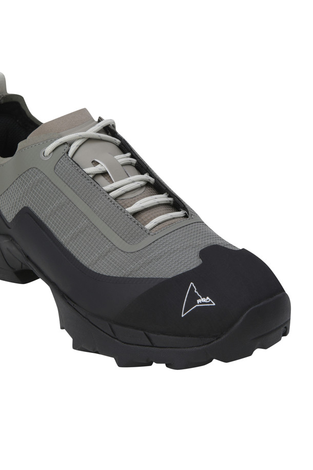 Katharina Light (카타리나 라이트) - 다크 그레이 토프 남성 운동화는 하이킹과 트레킹에 적합한 남성용 신발입니다. 다크 그레이와 토프 컬러 조합으로, 사계절 모두 착용 가능하며 고프코어, 캐주얼, 스포티 스타일을 연출할 수 있습니다. 립스탑과 메시 소재를 사용하여 내구성과 통기성을 높였으며, 레이스업 방식으로 편안하게 착용할 수 있습니다. 비브람 메가그립 톱니 트레드 패턴 밑창은 뛰어난 접지력을 제공하며, 통기성 메시 안감과 테이프 토 캡 디자인이 특징입니다.
