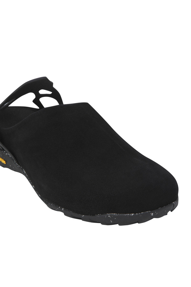 페다이아 - 블랙은 견고한 스웨이드 갑피와 재활용 고무 소재 Vibram Ecostep 밑창으로 제작된 남성 샌들입니다. 블랙 색상의 무지 디자인으로 어떤 스타일에도 잘 어울리며, 일상생활에서 편안하게 착용할 수 있습니다. 캐주얼, 미니멀, 클래식 스타일을 즐기는 남성분들께 적합하며, 산책룩이나 휴가룩에 매치하기 좋습니다. 힐 캡이 발을 안정적으로 잡아주어 활동성을 높여줍니다.
