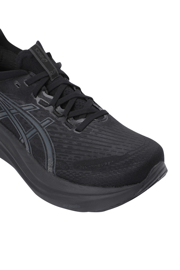 GEL-NIMBUS 27(M) - BLACK/GRAPHITE GREY(젤-님버스 27(M) - 블랙/그래파이트 그레이) 남성 러닝화입니다. 블랙과 그레이 컬러의 무지 디자인으로, 사계절 언제든 착용할 수 있습니다. 라운드 앞코에 끈으로 여미는 스타일이며, 로우탑 디자인으로 편안함을 더했습니다. FF BLAST™ PLUS 쿠셔닝과 자카드 메시 갑피, 통기성을 갖춰 쾌적한 러닝을 지원합니다. HYBRID ASICSGRIP™ 아웃솔은 접지력과 내구성을 높여 안정적인 착용감을 제공합니다.
