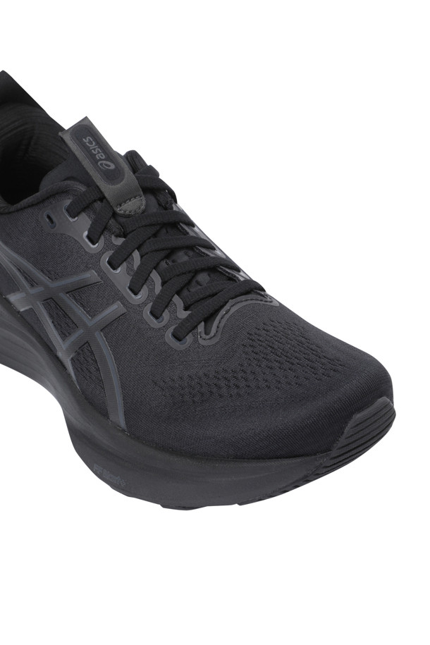 GEL-KAYANO 32(M) - BLACK/GRAPHITE GREY (젤-카야노 32(M) - 블랙/그래파이트 그레이)는 남성 러닝화로, 장거리 운동에 적합합니다. 블랙과 그레이 컬러의 무지 디자인으로, 스포티, 미니멀, 캐주얼 스타일을 연출할 수 있습니다. FF BLAST™ PLUS 폼 미드솔을 사용하여 편안한 착용감을 제공하며, 아치 부분 텅 윙 보강으로 지지력을 높였습니다. 로우탑 디자인에 끈으로 여미는 방식으로, 균형 잡힌 보폭을 유지하도록 돕습니다. 러닝룩과 피트니스룩에 모두 잘 어울리는 사계절용 운동화입니다.
