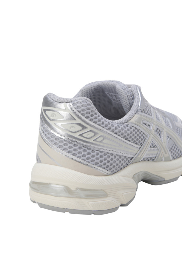 GEL-1130 - 클라우드 그레이/오트밀은 여성 러닝 및 일상용 운동화입니다. 메쉬와 합성가죽 소재로 제작되어 봄, 여름, 가을 계절에 착용하기 좋으며, 라운드 앞코에 끈으로 여미는 디자인입니다. 플랫 굽에 무지 패턴으로 캐주얼, 미니멀, 스포티한 스타일을 연출할 수 있으며 GEL 쿠셔닝과 충격 흡수 기능이 편안한 착용감을 제공합니다. 재활용 소재를 사용하여 환경까지 생각한 로우탑 디자인의 운동화입니다.
