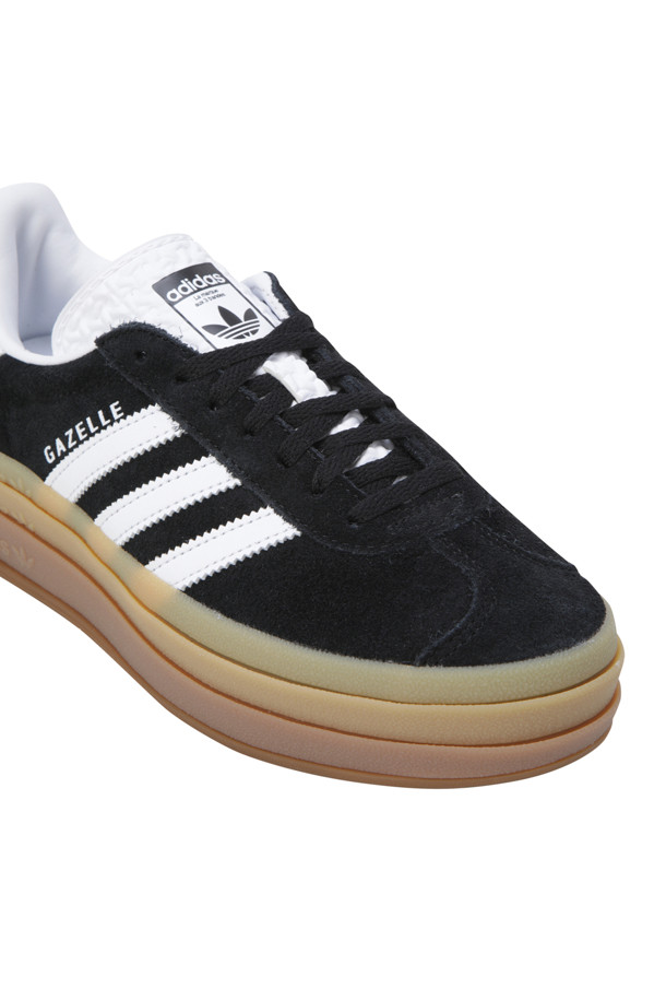 가젤 볼드 (Gazelle Bold) 코어 블랙 / 클라우드 화이트 / 클라우드 화이트는 여성용 운동화입니다. 스웨이드와 고무 소재를 사용하여 제작되었으며, 블랙과 화이트 컬러 조합으로 미니멀하고 클래식한 디자인을 보여줍니다. 플랫 굽에 플랫폼 미드솔을 더해 캐주얼하면서도 개성 있는 스타일을 연출하며, 일상 및 캐주얼룩, 동네 마실룩, 산책룩에 잘 어울립니다. 사계절 내내 착용 가능하며, 끈으로 여미는 스타일입니다.
