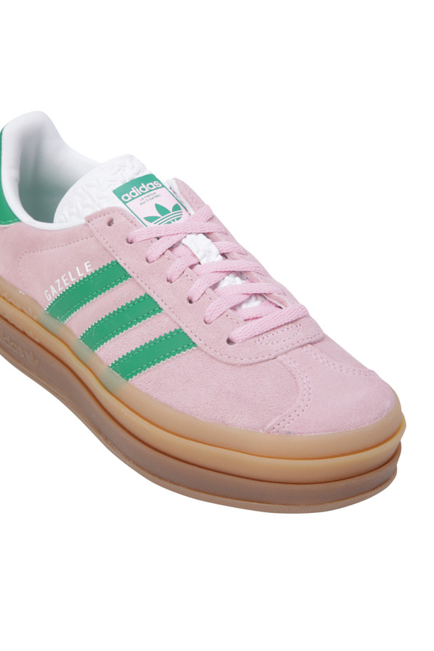 가젤 볼드 - 트루 핑크 / 그린 / 클라우드 화이트는 여성 고객을 위한 신발입니다. 핑크, 그린, 화이트 세 가지 색상으로 출시되었으며, 라운드 앞코와 스웨이드 소재가 특징입니다. 플랫폼 미드솔과 플랫 굽 타입으로 편안한 착용감을 제공하며, 끈으로 여미는 디자인입니다. 데이트룩, 쇼핑룩, 카페룩 등 다양한 TPO에 어울리는 캐주얼, 미니멀, 걸리시 스타일을 연출할 수 있습니다.
