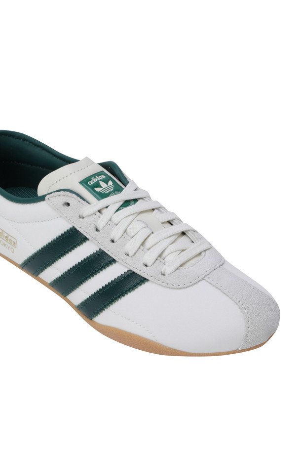 도쿄 - 오프 화이트 / 콜리지에이트 그린 / 골드 메탈릭 여성 운동화입니다. 나일론 소재로 제작되었으며, 라운드 앞코와 레이스업 잠금장치가 특징입니다. 봄, 여름, 가을 계절에 어울리며, 일상, 산책, 여행 등 다양한 TPO에 활용 가능합니다. 캐주얼, 미니멀, 스포티 스타일을 즐기는 여성분들께 추천하며, 슬림한 핏과 고무 밑창으로 편안한 착용감을 제공합니다. 화이트, 그린, 골드 컬러 조합이 세련된 디자인을 완성합니다.