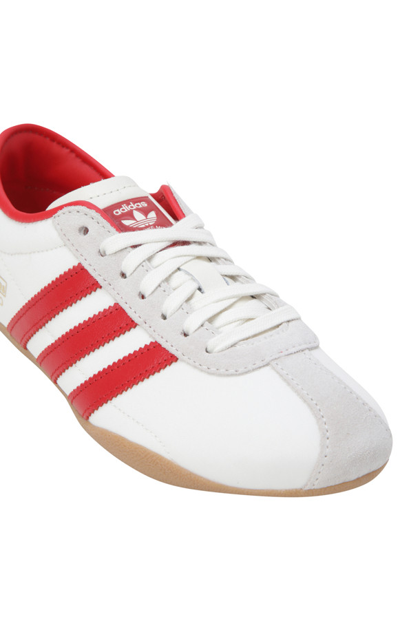 도쿄 오프 화이트/베터 스칼렛/검 여성 스니커즈는 캐주얼, 미니멀, 스포티한 스타일을 연출하기에 완벽합니다. 라운드 앞코에 낮음 굽의 플랫 디자인으로 편안함을 더했으며, 나일론과 고무 소재를 사용하여 봄, 여름, 가을 계절에 걸쳐 활용하기 좋습니다. 레이스업 스타일의 로우탑 디자인은 발볼이 좁은 여성에게 슬림한 핏을 제공하고, 동네 마실, 산책, 여행 등 다양한 TPO에 매치하기 좋습니다. 화이트, 레드, 검정 세 가지 컬러 옵션으로 출시되어, 어떤 룩에도 포인트를 줄 수 있는 매력적인 여성 운동화입니다.
