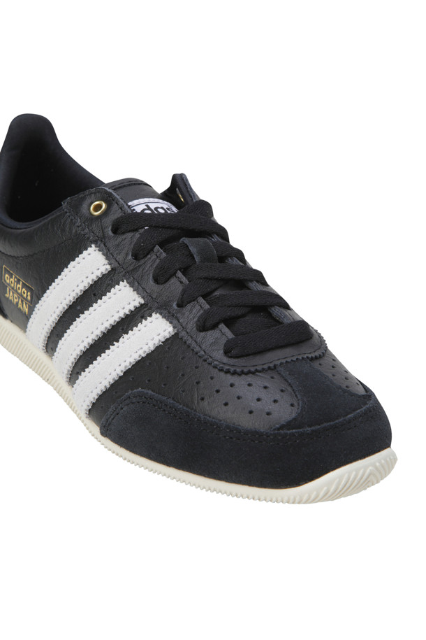 재팬 - 코어 블랙 / 클라우드 화이트 / 골드 메탈릭 여성 스니커즈는 일상과 러닝에 적합한 신발입니다. 블랙, 화이트, 골드 컬러 조합이 세련된 무드를 연출하며, 라운드 앞코 디자인과 가죽 소재, 직물 안감으로 편안한 착용감을 선사합니다. 끈으로 여미는 로우탑 디자인에 천공 디테일이 더해져 캐주얼, 미니멀, 클래식 스타일의 산책룩에 잘 어울립니다. 봄, 여름, 가을 계절에 맞춰 활용하기 좋은 플랫 굽의 여성 운동화입니다.
