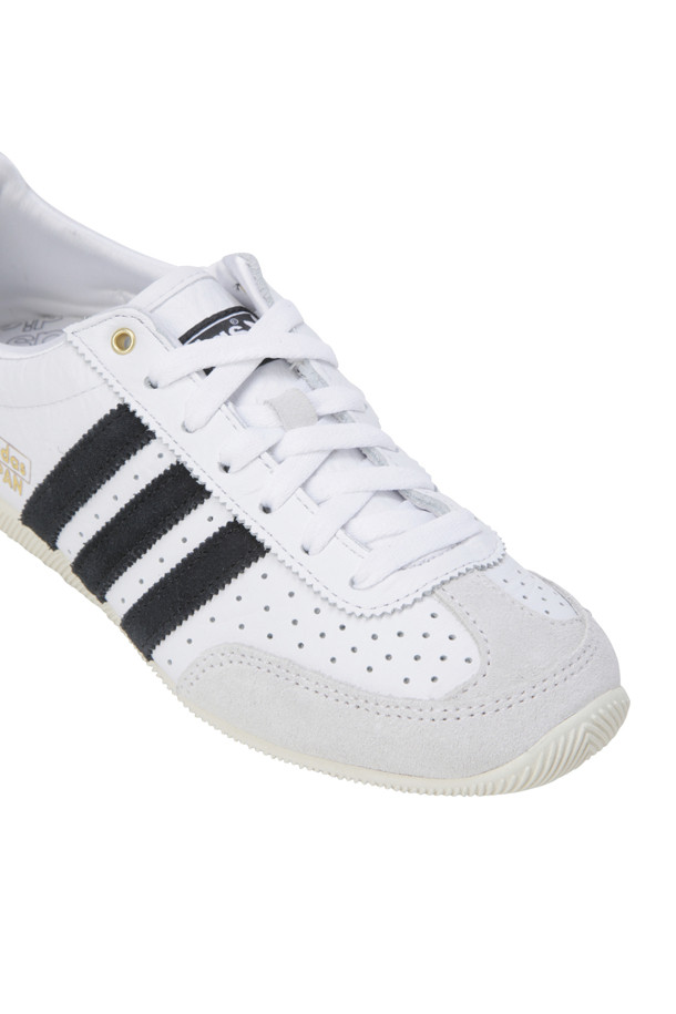 재팬 - 클라우드 화이트/코어 블랙/골드 메탈릭 여성 스니커즈를 소개합니다. 일상에서 편안하게 착용하기 좋은 디자인으로, 화이트, 블랙, 골드의 세련된 컬러 조합이 돋보입니다. 가죽 소재로 제작되어 고급스러운 느낌을 주며, 플랫 굽으로 편안한 착화감을 선사합니다. 캐주얼, 미니멀, 클래식 스타일을 모두 소화할 수 있으며, 동네 마실룩이나 산책룩에 잘 어울립니다. 신발 끈으로 조절 가능하며, 천공 디테일이 특징입니다.
