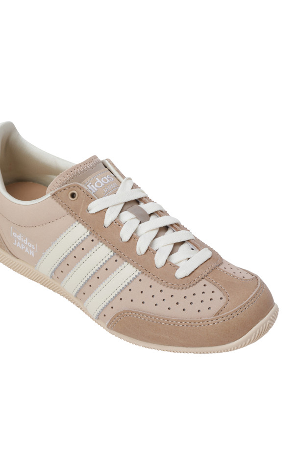 **재팬 - 웜 샌드스톤 / 크림 화이트 / 실버 메탈릭** 여성 스니커즈입니다. 따뜻한 웜 샌드스톤, 깨끗한 크림 화이트, 세련된 실버 메탈릭 세 가지 색상으로 만나보세요. 가죽 소재에 레귤러 핏으로 제작되어 편안한 착용감을 선사합니다. 텍스처드 EVA 미드솔과 천공 디테일이 특징이며, 레이스 여밈으로 발을 안정적으로 잡아줍니다. 일상, 산책, 여행 등 다양한 TPO에 캐주얼, 미니멀, 클래식 스타일로 연출하기 좋습니다.
