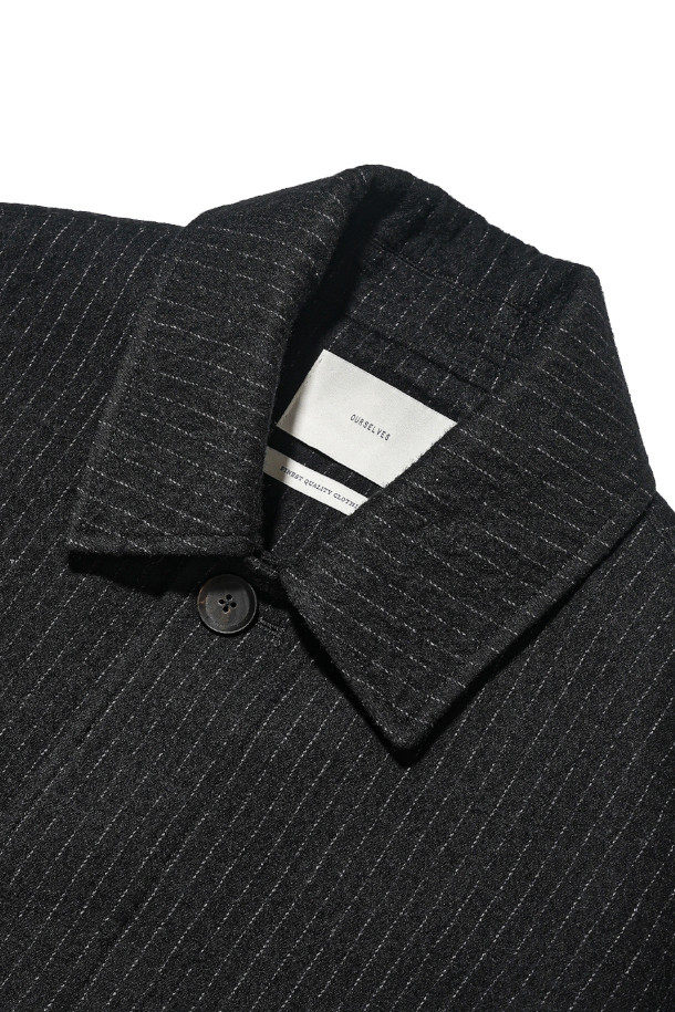 MIDLOOM 숏 맥 코트 - 핀스트라이프는 클래식하면서도 캐주얼한 분위기를 연출하는 남성용 맥코트입니다. 핀스트라이프 패턴과 미디엄 기장으로 세련된 실루엣을 자랑하며, 릴랙스 핏으로 편안한 착용감을 선사합니다. 봄, 가을 시즌에 적합하며, 출근룩, 비즈니스 캐주얼, 데이트룩 등 다양한 TPO에 활용할 수 있습니다. 면과 울 혼방 소재로 제작되어 부드러운 촉감을 제공하며, 카라 안쪽 가죽 배색과 포켓 삼각 가죽 디테일이 고급스러움을 더합니다. 천연 소뿔 단추와 큐프라, 폴리 혼방 안감으로 마감하여 높은 완성도를 보여줍니다.
