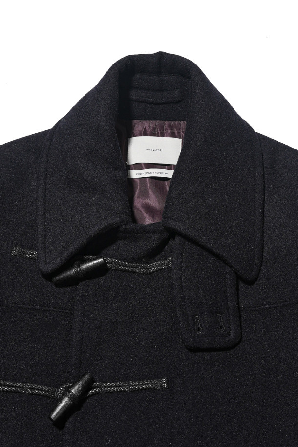 다크 네이비 컬러의 울 더플 코트는 3M Thinsulate 충전재와 타스마니아 울 원단을 사용하여 보온성을 극대화한 겨울철 필수 아우터입니다. 1980년대 영국군 더플 코트를 모티브로 한 클래식한 디자인에 릴랙스 핏이 더해져 편안하면서도 모던한 스타일을 연출합니다. 토글 여밈 방식과 롱 기장, 긴 소매, 더블브레스트 코트 타입으로 클래식, 미니멀, 시크 스타일을 완성하며, 출근룩, 모임룩, 연말 모임룩 등 다양한 TPO에 활용 가능합니다. 부드러운 촉감과 무지 패턴은 어떤 옷에도 잘 어울려 폭넓은 활용도를 자랑합니다.
