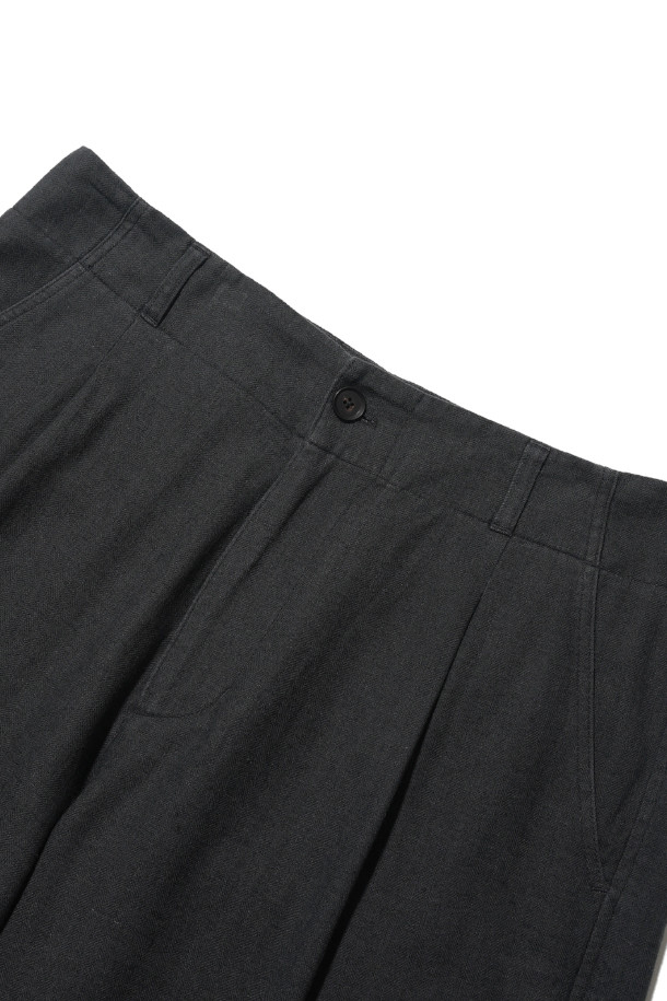 (OURSELVES) 헤링본 L/C 슬럼버 쇼츠 - 차콜은 린넨과 면 혼방 소재로 제작되어 시원하고 편안한 착용감을 선사합니다. 차콜 컬러의 헤링본 패턴이 클래식하고 빈티지한 무드를 자아내며, 와이드 핏과 스트레이트 핏으로 편안한 활동성을 제공합니다. 허리 부분은 밴딩 처리가 되어 있지 않으며, 원턱 디테일과 사선 포켓, 천연 소뿔 단추, 내부 파이핑 등의 섬세한 디테일이 돋보입니다. 유황 염색 가공과 워셔 가공을 거쳐 자연스러운 빈티지한 표면감을 살린, 동네 마실룩, 카페룩, 여행룩에 활용하기 좋은 아이템입니다.
