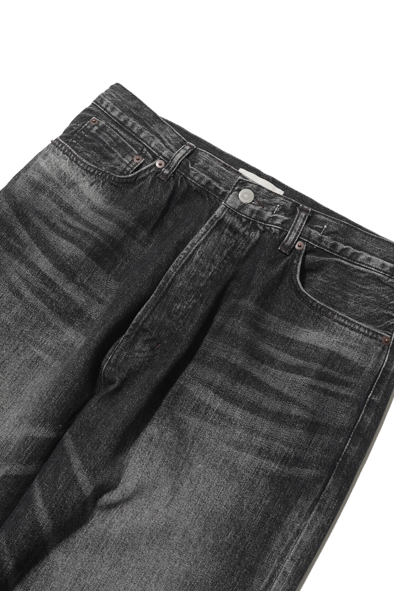 오가닉 코튼 와이드 테이퍼드 데님 팬츠 워시드 블랙은 빈티지하고 클래식한 무드를 자아내는 남성용 데님 팬츠입니다. 1947년 XX 모델을 오마주하여 제작되었으며, 1차 워싱 가공을 거쳐 자연스러운 색감과 부드러운 착용감을 제공합니다. 셀비지 데님, 오가닉 코튼 소재를 사용하여 내구성이 뛰어나며, 5포켓 디자인과 WALDES 버클, 가죽 라벨 디테일로 완성도를 높였습니다. 데이트룩, 쇼핑룩 등 다양한 TPO에 활용 가능하며, 클래식, 미니멀, 워크웨어 스타일을 즐겨 입는 분들께 추천합니다. 와이드 핏과 테이퍼드 핏으로 편안하면서도 세련된 핏을 연출합니다.
