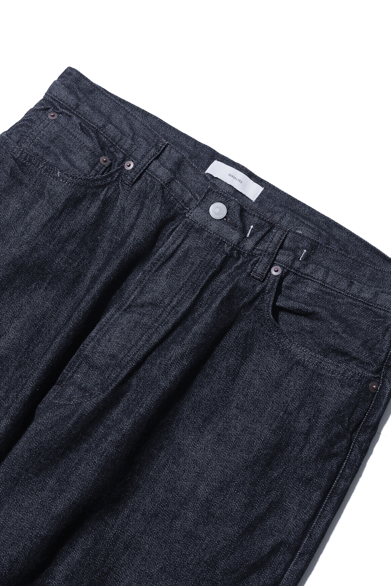 유기농 코튼 와이드 테이퍼드 데님 팬츠 (원워시, 인디고)는 클래식과 빈티지 스타일을 아우르는 남성용 데님 팬츠입니다. 뻣뻣한 질감의 두꺼운 데님 소재로 제작되어 사계절 내내 착용 가능하며, 와이드 핏과 테이퍼드 디자인으로 편안함과 트렌디함을 동시에 선사합니다. 셀비지 데님, 원워시 가공, 오가닉 코튼, WALDES's 버클, 5포켓 디자인, 가죽 라벨 등 섬세한 디테일이 돋보입니다. 데이트룩, 카페룩, 미니멀, 워크웨어 스타일을 즐기는 분들께 추천합니다.
