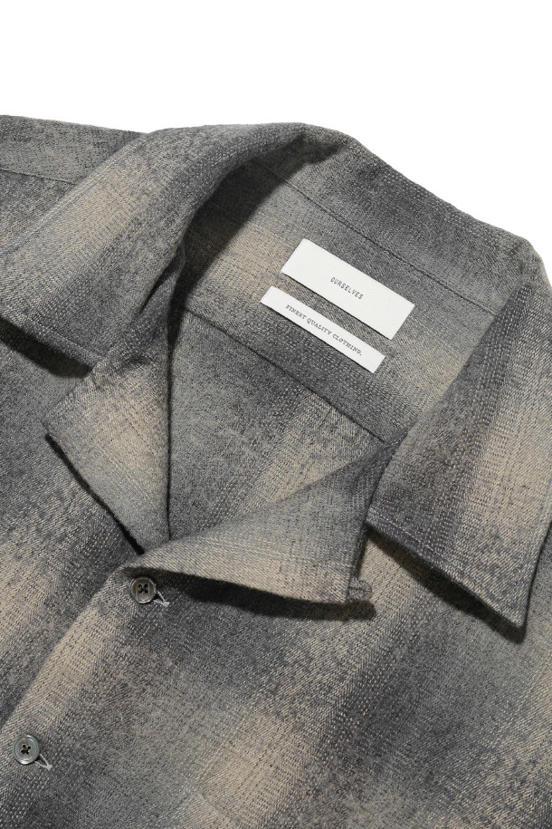 빈티지 텍스처 오픈 칼라 셔츠 - 그레이는 가을, 겨울 시즌에 어울리는 클래식하고 빈티지한 무드의 셔츠입니다. 부드러운 촉감의 울과 면 혼방 소재로 제작되었으며, 선염 체크 패턴이 돋보입니다. 오픈 칼라 디자인과 긴 소매, 자개 단추, 옆 트임 디테일이 특징이며, 축융 트윌 원단을 사용하여 고급스러움을 더했습니다. 데이트룩, 가을 나들이룩, 겨울 데일리룩 등 다양한 TPO에 맞춰 클래식, 미니멀, 캐주얼 스타일로 연출하기 좋습니다.
