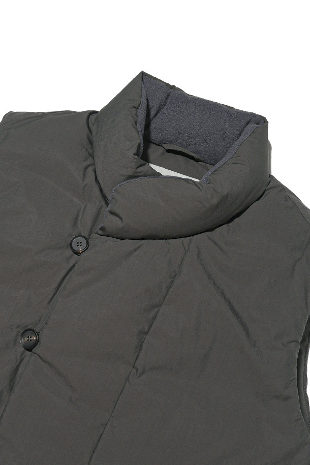 GOOSE DOWN MIL 베스트 - 차콜은 겨울철 캐주얼룩을 완성하는 데일리 아이템입니다. 밀리터리 무드를 담은 베이직한 디자인에, 무지 패턴과 차콜 컬러로 어떤 옷에도 쉽게 매치할 수 있습니다. 구스다운 충전재를 사용하여 보온성을 높였으며, 밑단 스트링 조절과 암홀 밴딩 디테일로 활동성을 더했습니다. 겉감은 면, 폴리에스테르, 나일론 혼방으로 부드러운 촉감을 자랑하며 생활 발수 기능까지 갖춰 실용적입니다. 산책이나 여행 시, 스타일리시하고 따뜻하게 착용할 수 있는 레귤러핏 베스트입니다.
