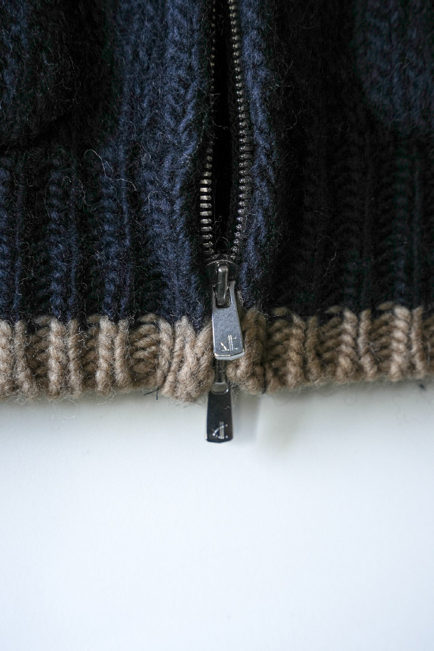 **HEAVY WOOL Cardigan 헤비 울 가디건 - Navy/Camel**

클래식과 빈티지 무드를 아우르는 헤비 울 가디건입니다. 두꺼운 두께감의 울 소재로 제작되어 겨울철에도 뛰어난 보온성을 제공하며, 거친 촉감이 특징입니다. 네이비와 카멜 두 가지 컬러로 출시되었으며, 잦은 착용에도 변형 없이 튼튼하게 유지됩니다. 코위찬 니트에서 영감을 받은 디자인에 빈티지 베이스볼 재킷의 모티브를 더했으며, YKK Excella 지퍼를 사용하여 고급스러움을 더했습니다. 출근룩, 캐주얼룩, 미니멀룩 등 다양한 스타일에 활용하기 좋습니다.
