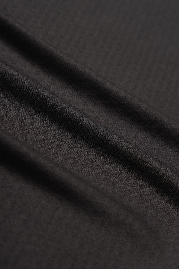 M'S CAPILENE MIDWEIGHT CREW (블랙)는 남성용 상의로, 가을과 겨울에 활용하기 좋은 크루넥 티셔츠입니다. 미디엄 두께의 레귤러핏으로 제작되었으며, 흡습 및 보온 기능을 갖춰 레이어링에 용이합니다. 다이아몬드 그리드 패턴의 무지 디자인과 블랙 컬러는 미니멀하고 베이직한 스타일을 연출합니다. 긴소매와 라운드넥, 엄지 손가락 고리끈, 래글런 소매 디테일이 특징이며, 출근룩 및 비즈니스 캐주얼에 적합합니다. 부드러운 촉감의 폴리에스테르 소재로 제작되어 편안한 착용감을 제공합니다.
