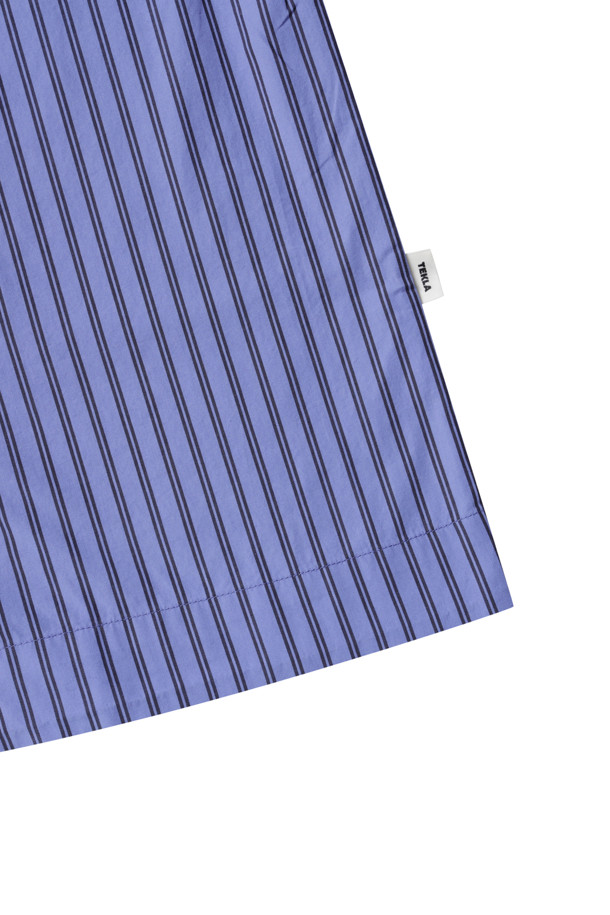 (테클라) 팝린 롱 슬리브 셔츠 - 보로 스트라이프는 남녀공용으로 착용 가능한 베이직 스타일의 셔츠입니다. 부드러운 촉감의 면 소재로 제작되었으며, 사계절 내내 활용할 수 있습니다. 블루 컬러의 스트라이프 패턴이 돋보이며, 오버핏으로 편안한 착용감을 선사합니다. 가슴 포켓, 프렌치 솔기, 스톤워시 처리, Oeko-Tex® Standard 100 인증을 거쳐 높은 품질을 자랑합니다. 데이트룩, 카페룩 등 다양한 TPO에 캐주얼, 미니멀, 클래식 스타일로 연출하기 좋습니다.
