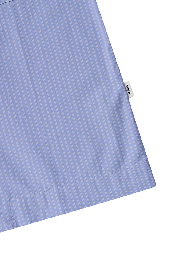 팝린 롱 슬리브 셔츠 - 핀 스트라이프는 남녀 모두 착용 가능한 오버핏 셔츠입니다. 얇은 두께감과 부드러운 촉감의 면 소재로 제작되어 봄, 여름, 가을 계절에 적합하며, 일상복으로 활용하기 좋습니다. 베이직하고 클래식한 스타일의 이 셔츠는 라운드넥, 긴소매, 가슴 포켓, 프렌치 솔기, 스톤워시 처리 및 Oeko-Tex® Standard 100 인증을 통해 완성도를 높였습니다. 데이트룩, 카페룩, 출근룩 등 다양한 TPO에 어울리는 클래식, 미니멀, 캐주얼 스타일을 연출해보세요. 핀 스트라이프 패턴이 세련된 분위기를 더합니다.
