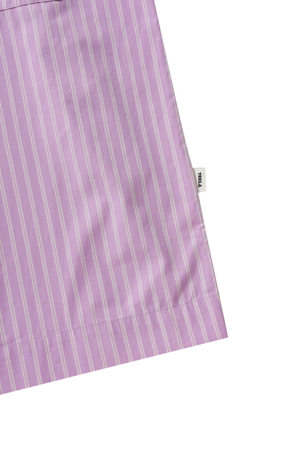 퍼플 핑크 스트라이프 패턴의 팝린 롱 슬리브 셔츠입니다. 남녀공용으로, 봄, 가을에 입기 좋은 얇은 두께의 긴소매 셔츠입니다. 부드러운 촉감의 면 소재로 제작되었으며, 오버핏으로 편안하게 착용할 수 있습니다. 가슴 포켓과 프렌치 솔기 디테일이 돋보이며, Oeko-Tex® Standard 100 인증을 받은 안전한 제품입니다. 스톤워시 처리를 하여 자연스러운 멋을 더했습니다. 데이트룩, 카페룩, 캐주얼, 미니멀, 클래식 스타일을 즐기는 분들께 추천합니다.
