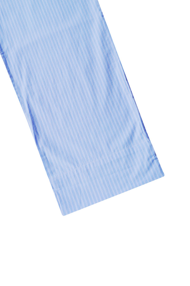 팝린 팬츠 - 핀 스트라이프는 남녀 모두 착용 가능한 팝린 소재의 긴 바지입니다. 블루와 화이트 두 가지 색상으로 출시되었으며, 봄, 여름 시즌 일상복으로 활용하기 좋습니다. 얇은 두께감의 면 소재로 제작되어 부드러운 촉감을 선사하며, 오버핏 스트레이트 핏으로 편안하게 착용할 수 있습니다. 허리 밴딩과 조임끈으로 편의성을 더하고, 핀 스트라이프 패턴이 캐주얼하고 미니멀한 스타일을 연출합니다. 사이드 포켓과 버튼 플라이, 프렌치 솔기, 스톤워시 가공 등 디테일한 마감으로 완성도를 높였습니다. 동네 마실룩이나 여행룩으로 활용하기 좋으며, 캐주얼, 미니멀, 클래식 스타일을 즐기는 분들께 추천합니다.
