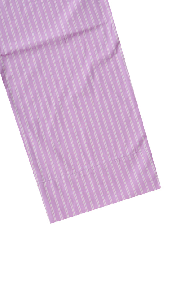 팝린 팬츠 - 퍼플 핑크 스트라이프는 부드러운 면 소재로 제작되어 봄, 여름에 시원하게 착용하기 좋은 남녀공용 팝린 팬츠입니다. 오버핏과 스트레이트 핏으로 편안한 착용감을 선사하며, 조임끈 허리 밴딩으로 허리 사이즈 조절이 용이합니다. 퍼플과 핑크 컬러의 스트라이프 패턴이 캐주얼한 무드를 더하며, 일상복 또는 봄 소풍룩으로 활용하기 좋습니다. 안쪽 솔기 측면 포켓과 버튼 플라이, 프렌치 솔기, 스톤워시 처리 등 섬세한 디테일이 돋보입니다. 얇은 두께감으로 시원하며 부드러운 촉감이 특징입니다.
