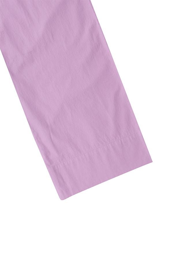 팝린 팬츠 - 퍼플 핑크는 부드러운 면 소재로 제작되어 촉감이 우수하며, 봄, 여름 계절에 적합한 긴 기장의 바지입니다. 캐주얼 스타일의 무지 디자인에 스트레이트 및 오버핏으로 편안한 착용감을 선사합니다. 허리 밴딩과 조임끈 디테일, 버튼 플라이, 안쪽 솔기 측면 포켓, 프렌치 솔기, 스톤워시 처리 등의 특징을 갖춘 실용적인 아이템입니다. 동네 마실룩, 산책룩 등 가벼운 활동에 적합하며, 미니멀하고 캐주얼한 스타일을 연출하기 좋습니다. 퍼플 핑크 컬러가 산뜻함을 더해줍니다.
