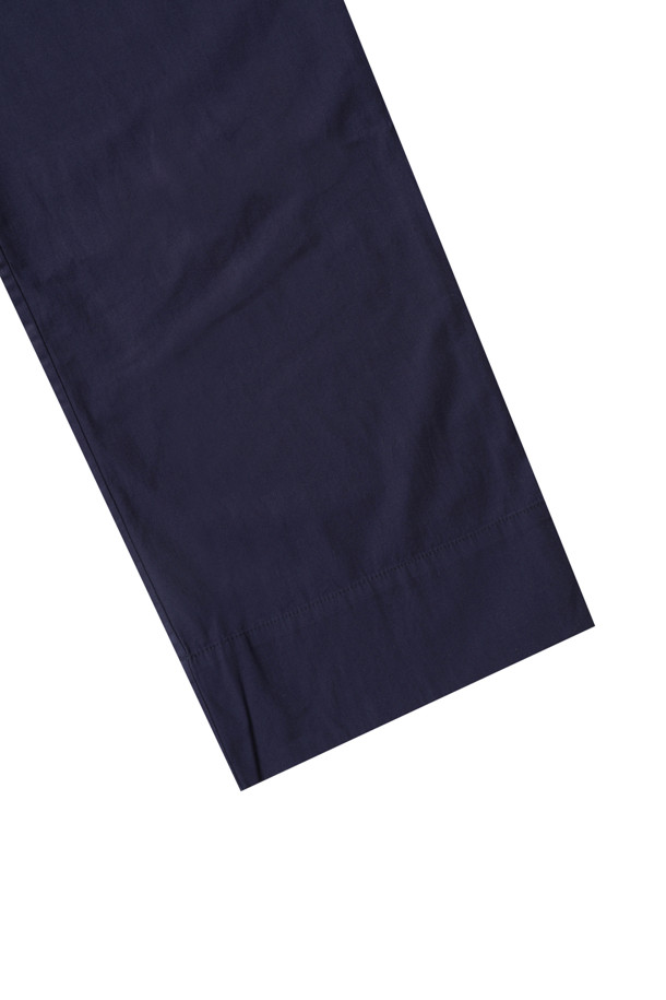 팝린 팬츠 - 트루 네이비는 부드러운 면 소재로 제작되어 편안한 착용감을 선사합니다. 얇은 두께감과 오버핏, 스트레이트 핏으로 봄, 여름, 가을 계절에 걸쳐 활용하기 좋습니다. 허리 조임끈 밴딩과 버튼 플라이 디테일이 특징이며, 양 옆 사이드 포켓, 프렌치 솔기, 스톤워시 가공으로 완성도를 높였습니다. 베이직하고 캐주얼한 스타일로, 동네 마실룩이나 산책룩에 적합합니다. 미니멀, 클래식한 무드를 연출할 수 있는 데일리 팬츠입니다.
