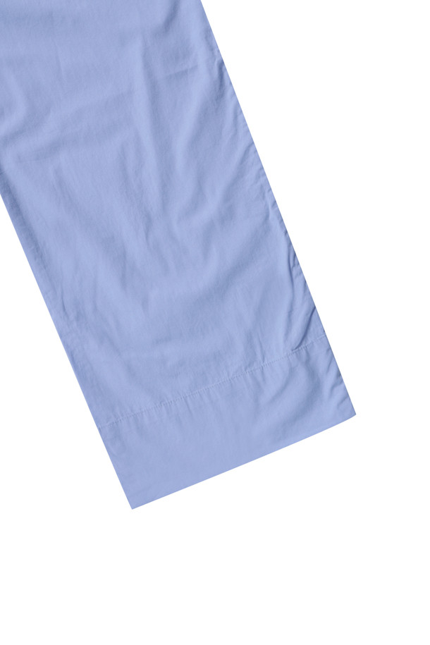 팝린 팬츠 - 코넬플라워 블루는 부드러운 면 소재로 제작되어 편안한 착용감을 제공하는 반바지입니다. 오버핏과 스트레이트 핏으로 캐주얼하고 미니멀한 스타일을 연출하며, 봄, 여름 시즌에 적합합니다. 코넬플라워 블루 컬러의 무지 디자인으로 다양한 상의와 쉽게 매치할 수 있습니다. 조임끈 허리 밴딩과 버튼 플라이 디테일, 안쪽 솔기 측면 포켓, 프렌치 솔기, 스톤워시 처리로 완성도를 높였습니다. 동네 마실룩, 여행룩, 데일리룩에 활용하기 좋은 아이템입니다.
