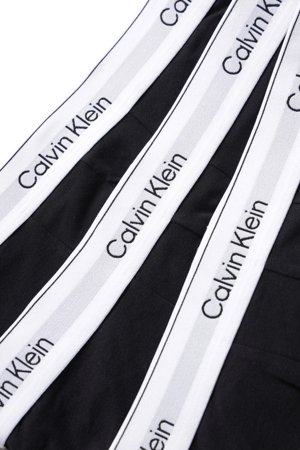 3 팩 로우 라이즈 트렁크 - 블랙-화이트는 남성용 속옷입니다. 면 소재로 제작되어 사계절 내내 편안하게 착용할 수 있으며, 신축성이 뛰어납니다. 무지 디자인에 로우 라이즈 웨이스트로 디자인되어 캐주얼하고 미니멀한 스타일을 연출합니다. 캘빈클라인 시그니처 엘라스틱 허리밴드로 포인트를 주었으며, 집콕룩이나 여행룩으로도 활용 가능합니다. 블랙과 화이트 컬러의 3개 세트로 구성되어 실용적입니다.
