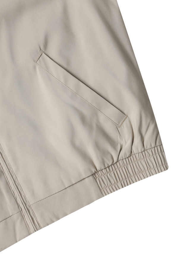 BI-SWING WB-린드 재킷 - 카키 유니폼은 캐주얼, 클래식, 미니멀 스타일을 즐기는 남성 고객을 위한 자켓입니다. 봄, 가을에 착용하기 좋으며, 출근룩과 비즈니스 캐주얼에 활용하기 좋습니다. 레귤러핏으로 제작되었으며, 지퍼형 여밈 방식과 긴 소매 기장을 갖추었습니다. 포인트 칼라, 버튼 탭 커프스, 사선형 포켓, 내부 포켓, 신축성 있는 헴, 전체 안감, 시그니처 포니 자수 등의 특징으로 디자인되었습니다. 무지 패턴의 카키 컬러로 어떤 옷에도 쉽게 매치할 수 있어 활용도가 높습니다.
