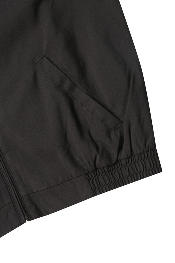 BI-SWING WB-LINED-JACKET - RL BLACK는 남성용 자켓으로, 클래식하고 베이직한 스타일을 연출합니다. 봄, 가을에 착용하기 적합하며, 출근룩, 비즈니스 캐주얼, 모임룩에 활용하기 좋습니다. 블랙 컬러의 무지 디자인에 레귤러 핏으로 제작되었으며, 지퍼형 여밈 방식을 사용했습니다. 포인트 칼라, 버튼 탭 커프스, 사선형 포켓, 내부 포켓, 신축성 있는 헴, 전체 안감, 포니 자수가 특징이며, 안감이 있어 편안한 착용감을 제공합니다. 캐주얼한 코트 타입으로, 미니멀하고 세련된 스타일을 연출할 수 있습니다.
