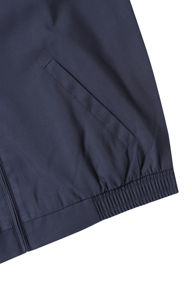 BI-SWING WB-LINED-JACKET - REFINED 네이비 재킷은 남성용 아우터로, 봄, 가을에 착용하기 좋습니다. 클래식하고 베이직한 스타일의 무지 디자인이며, 레귤러핏과 레귤러 기장으로 제작되었습니다. 지퍼형 여밈 방식에 얇은 두께로 편안한 착용감을 선사하며, 포인트 칼라, 버튼 탭 커프스, 사선형 포켓, 내부 포켓, 신축성 있는 헴, 전체 안감, 시그니처 포니 자수 등의 특징을 갖추고 있습니다. 출근룩과 비즈니스 캐주얼, 미니멀, 캐주얼 스타일에 적합한 아이템입니다.
