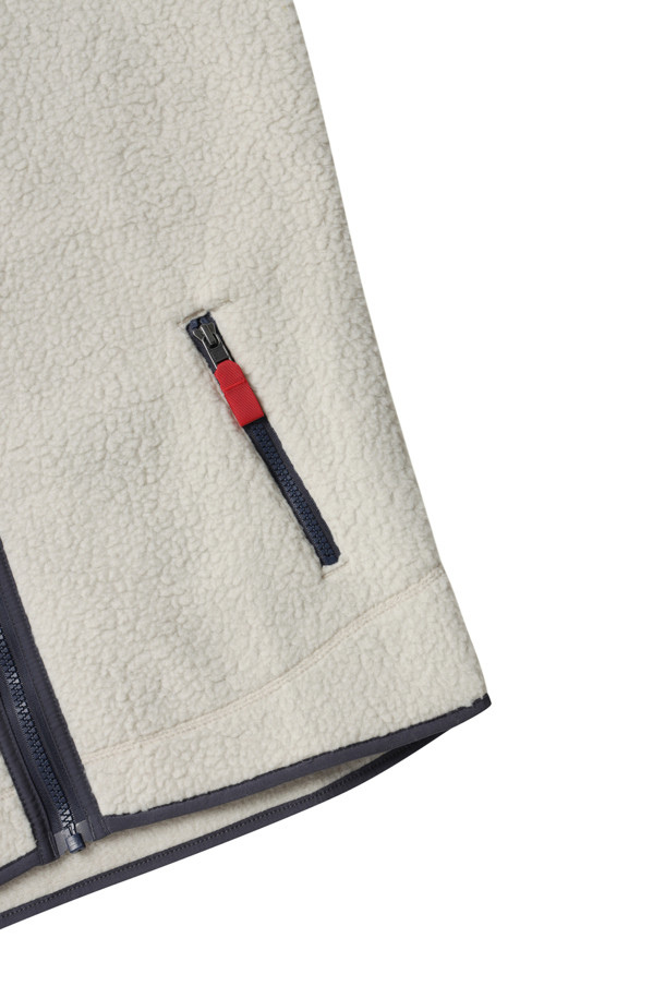 M'S RETRO PILE JACEKT (M'S 레트로 파일 재킷) - PELICAN W/SMOLDER BLUE는 남성용 아우터, 자켓입니다. 베이지와 블루 컬러 조합으로, 일상 및 아웃도어 활동에 적합합니다. 가을, 겨울 시즌에 따뜻하게 착용할 수 있으며 캐주얼, 스포티 스타일을 연출하기 좋습니다. 두꺼운 플리스 소재로 제작되어 부드러운 촉감을 제공하며, 보온 기능과 레귤러핏 디자인, 스탠드 칼라, 래글런 소매, 지퍼 포켓 등의 특징을 갖추고 있습니다. 캠핑룩, 등산룩, 미니멀한 스타일에도 잘 어울립니다.
