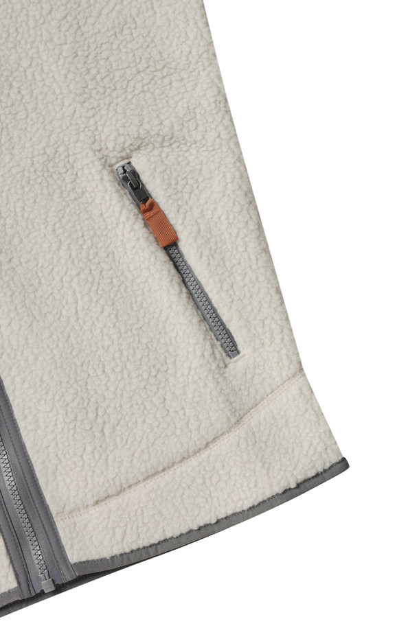 M'S RETRO PILE VEST - 펠리칸은 남성용 베스트로, 베이지와 그레이 색상으로 제공됩니다. 캐주얼하고 스포티한 스타일과 무지 패턴이 특징이며, 가을과 겨울에 일상 및 아웃도어 활동 시 착용하기 좋습니다. 두꺼운 두께감의 부드러운 플리스 소재로 제작되어 따뜻하고 편안한 착용감을 선사하며, 레귤러핏과 스탠드 업 칼라, 래글런 소매 구조, 신축성 트리밍, 리사이클 소재 사용 등의 특징을 갖추고 있습니다. 캠핑룩 연출에도 용이합니다.
