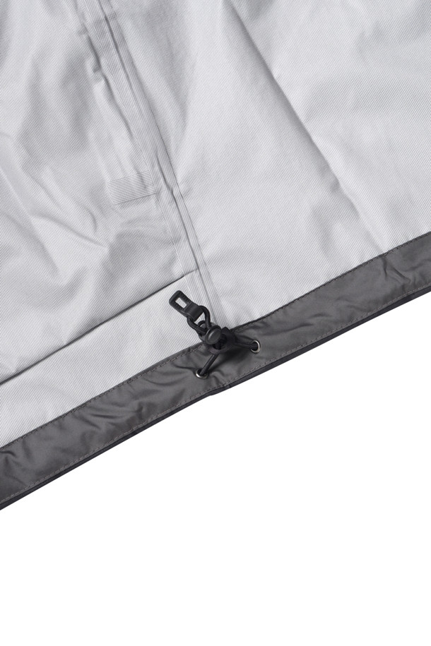 M'S TORRENTSHELL 3L 레인 재킷 - 블랙은 남성용 레인 재킷으로, 아웃도어 활동과 일상생활 모두에 적합합니다. 봄, 가을, 겨울 계절에 착용 가능하며, 스포티하고 캐주얼한 스타일을 연출합니다. 블랙 컬러의 무지 디자인에, 레귤러핏 레귤러 기장으로 제작되었습니다. 방수, 투습 기능을 갖춘 나일론 소재의 얇은 두께 재킷으로, 마이크로플리스 안감과 벨크로 손목 조절 기능이 특징입니다. 여행, 등산, 캠핑 등 다양한 TPO에 활용할 수 있습니다.
