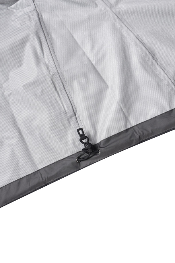 W'S 토렌트쉘 3L 레인 재킷 - 블랙은 여성용 레인 재킷으로, 아웃도어 활동과 일상에서 모두 활용하기 좋습니다. 블랙 컬러의 무지 디자인으로, 스포티하거나 캐주얼한 스타일에 모두 잘 어울립니다. 봄, 가을, 겨울 계절에 착용 가능하며, 레귤러 핏의 레인코트 스타일입니다. 방수 및 투습 기능과 마이크로플리스 안감, 벨크로 손목 디테일이 특징입니다. 여행, 산책, 등산 시 쾌적하게 착용할 수 있습니다.
