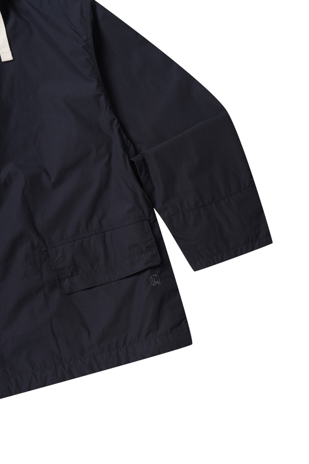 (NANAMICA) 후드 데크 재킷 - 다크 네이비는 봄, 가을 시즌에 적합한 남성용 아우터입니다. 고밀도 혼방사 소재와 발수 가공으로 제작되어 일상생활과 아웃도어 활동 모두에 적합하며, 방수 기능까지 갖춰 실용성을 더합니다. 클래식, 캐주얼, 고프코어 스타일을 아우르는 디자인으로, 여행룩, 캠핑룩, 등산룩 등 다양한 TPO에 활용 가능합니다. 오버핏의 레귤러 기장으로 편안한 착용감을 선사하며, 집업 방식과 후드 디자인으로 간편하게 스타일을 연출할 수 있습니다. 다크 네이비 컬러의 무지 패턴은 어떤 옷에도 쉽게 매치되어 활용도를 높입니다.
