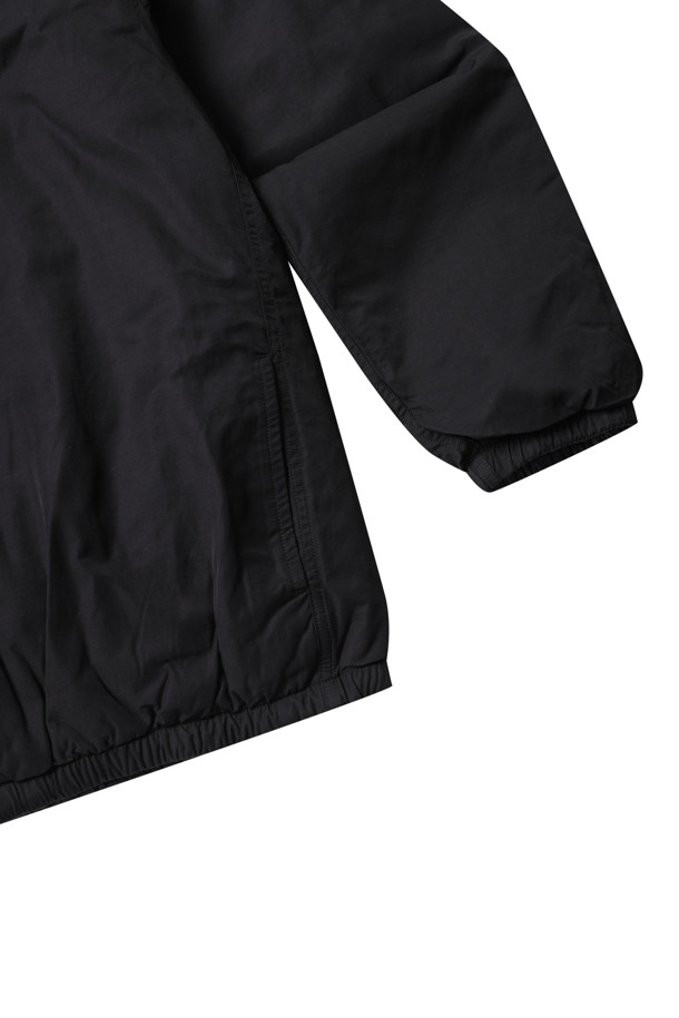 (NANAMICA) 리버서블 인슐레이션 재킷은 남성용 아우터로, 가을과 겨울에 착용하기 좋은 두꺼운 두께감의 블랙 컬러 인슐레이션 재킷입니다. 미니멀하고 스포티한 스타일을 연출하며, 출근룩과 여행룩에 모두 활용하기 좋습니다. 겉면은 리사이클 나일론 트윌, 안감은 리사이클 나일론 립스탑 소재로 제작되었으며, PRIMALOFT® Black Insulation 충전재를 사용하여 보온성을 높였습니다. 오버핏으로 편안하게 착용 가능하며, 레귤러 기장의 긴 소매와 집업 여밈 방식, 리버서블 코트 타입으로 다양한 스타일을 연출할 수 있습니다.
