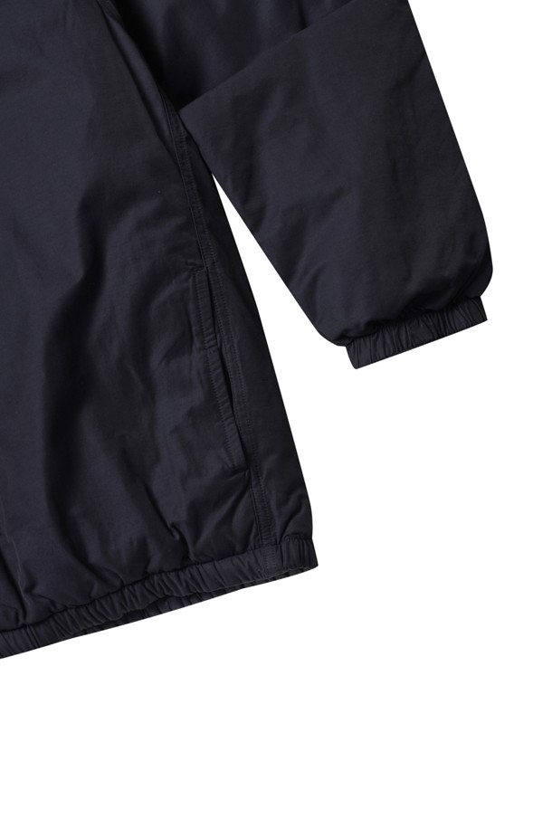 (NANAMICA) 리버서블 인슐레이션 재킷 - 네이비는 캐주얼, 스포티, 미니멀 스타일을 추구하는 남성 고객을 위한 아우터입니다. 가을과 겨울에 적합하며, 여행룩과 캠핑룩에 활용하기 좋습니다. 넉넉한 오버핏에 집업 스타일로 편안하게 착용할 수 있으며, 네이비 컬러의 무지 디자인으로 어떤 옷에도 잘 어울립니다. 리사이클 소재를 사용하고 프리마로프트 충전재로 제작되어 보온성과 경량성을 동시에 갖춘 두꺼운 두께의 재킷입니다. 긴 소매 기장의 리버서블 코트 타입으로 다양한 스타일 연출이 가능합니다.
