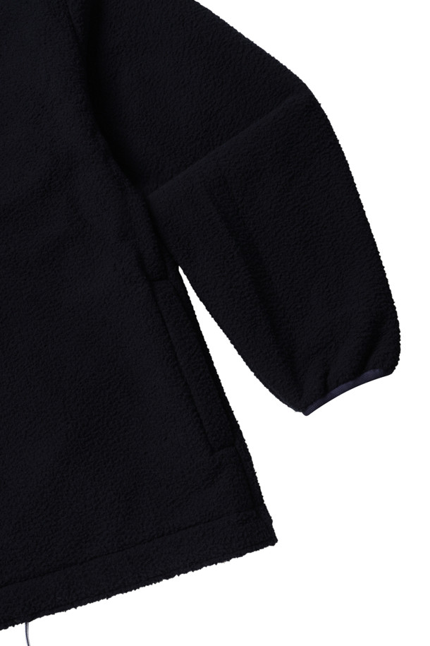 (NANAMICA) 리버시블 도크 재킷 - 다크 네이비는 봄, 가을 간절기에 활용하기 좋은 남성용 아우터입니다. 발수 가공 처리된 폴리에스테르 소재에 안감은 트윌로 마감하여 부드러운 촉감과 두꺼운 두께감을 느낄 수 있습니다. 캐주얼, 미니멀, 시티보이 스타일을 아우르며 여행룩, 캠핑룩 등 다양한 TPO에 적합합니다. 리버시블 디자인으로 보아 플리스 면을 활용하여 색다른 연출이 가능하며 밑단 어드저스터로 핏 조절이 용이합니다. 오버핏으로 편안하게 착용할 수 있는 집업 스타일의 무지 자켓입니다.
