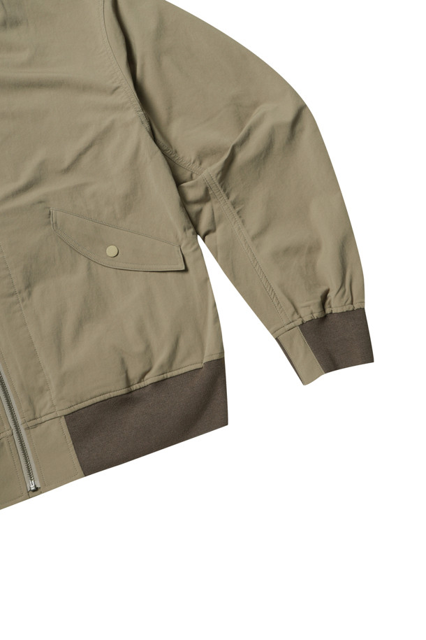 (NANAMICA) 알파드라이 필드 재킷 - 토프는 봄, 가을에 어울리는 남성용 필드 재킷입니다. 부드러운 촉감의 나일론 소재로 제작되었으며, 얇은 두께감과 신축성으로 편안한 착용감을 제공합니다. 캐주얼, 미니멀, 워크웨어 스타일을 즐기는 분들께 추천하며, 일상 및 봄 소풍, 캠핑룩에 활용하기 좋습니다. 오버핏 디자인에 집업 여밈 방식과 긴 소매 기장으로, 다양한 스타일 연출이 용이합니다. 토프 컬러의 무지 디자인으로 어떤 옷에도 쉽게 매치할 수 있습니다.
