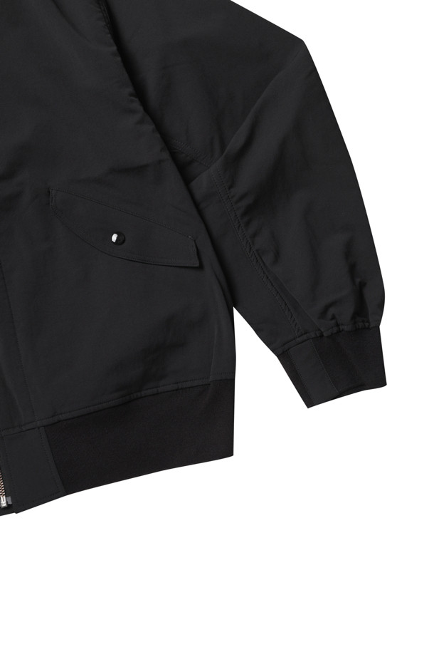 (NANAMICA) 알파드라이 필드 재킷 - 블랙은 캐주얼, 미니멀, 클래식 스타일을 아우르는 남성용 필드 재킷입니다. 봄, 가을 시즌에 적합하며, 얇고 부드러운 나일론 소재로 제작되어 편안한 착용감을 선사합니다. 집업 스타일의 레귤러 기장으로, 오버핏 실루엣과 신축성 있는 소재가 활동성을 높여줍니다. 출근룩과 여행룩에 모두 잘 어울리며, 컴팩트한 칼라 립, 소매 및 밑단 싱글 립 디테일이 특징입니다. 블랙 색상의 무지 디자인으로 다양한 스타일 연출이 용이합니다.
