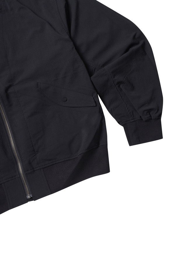 (NANAMICA) 알파드라이 필드 재킷 - 다크 네이비는 캐주얼, 미니멀, 시티보이 스타일을 추구하는 남성들을 위한 필드 재킷입니다. 봄, 가을 시즌에 적합하며, 일상에서 편안하게 착용할 수 있습니다. 얇고 부드러운 나일론 소재로 제작되어 신축성을 제공하며, 오버핏으로 편안한 착용감을 선사합니다. 집업 스타일의 레귤러 기장으로, 봄 소풍룩에 간편하게 매치하기 좋습니다. 다크 네이비 컬러의 무지 디자인으로 다양한 스타일 연출이 용이합니다.
